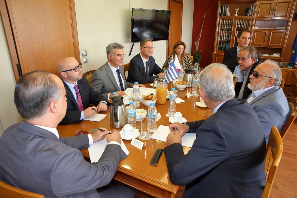 Il-Ministru Carmelo Abela waqt il-laqħa mal-Ministru Grieg tal-Intern u r-Rikostruzzjoni Amministrattiva, Panagiotis Kouroumblis, il-Ministru Delegat għall-Politika dwar il-Migrazzjoni, Iannis Mouzalas, u l-Ministru Delegat għall-Ordni Pubbliku u l-Ħarsien taċ-Ċittadini, Niko Toskas.